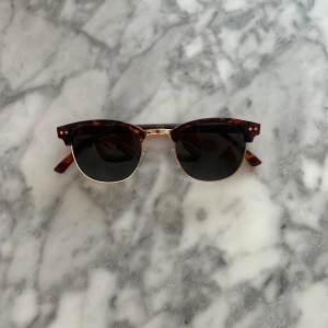 Solglasögon från HM - Solglasögon från HM, fint skick förutom en liten repa (se bild 2)