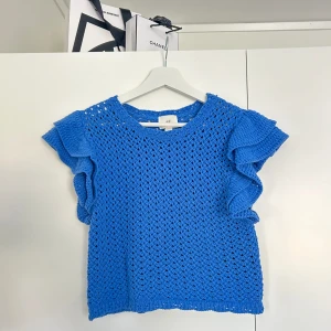 Blå blus - Virkad fin blus i blått från hm, passar perfekt till vit kjol i sommar🍸💃
