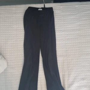 Svarta utsvängda tights - Säljer dessa svarta utsvängda tights i storlek 152 från H&M. 💞 De är alldeles för små för mig. Inga hål, fläckar eller tecken på användning. Kontakta vid intresse eller frågor. (Tvättar innan jag paketerar och skickar) 🫶