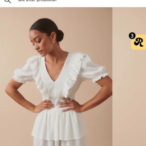 Vit klänning - En super söt klänning som inte kom till användning som har prislappen kvar.