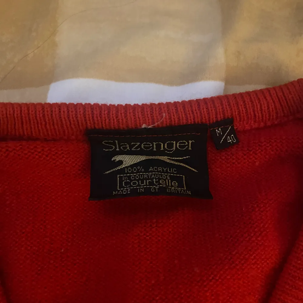 En vintage röd tröja från en secondhandbutik, har inte haft på mig eftersom den passar inte mig men annars jätte najs/ priset kan diskuteras!❤️. Hoodies.