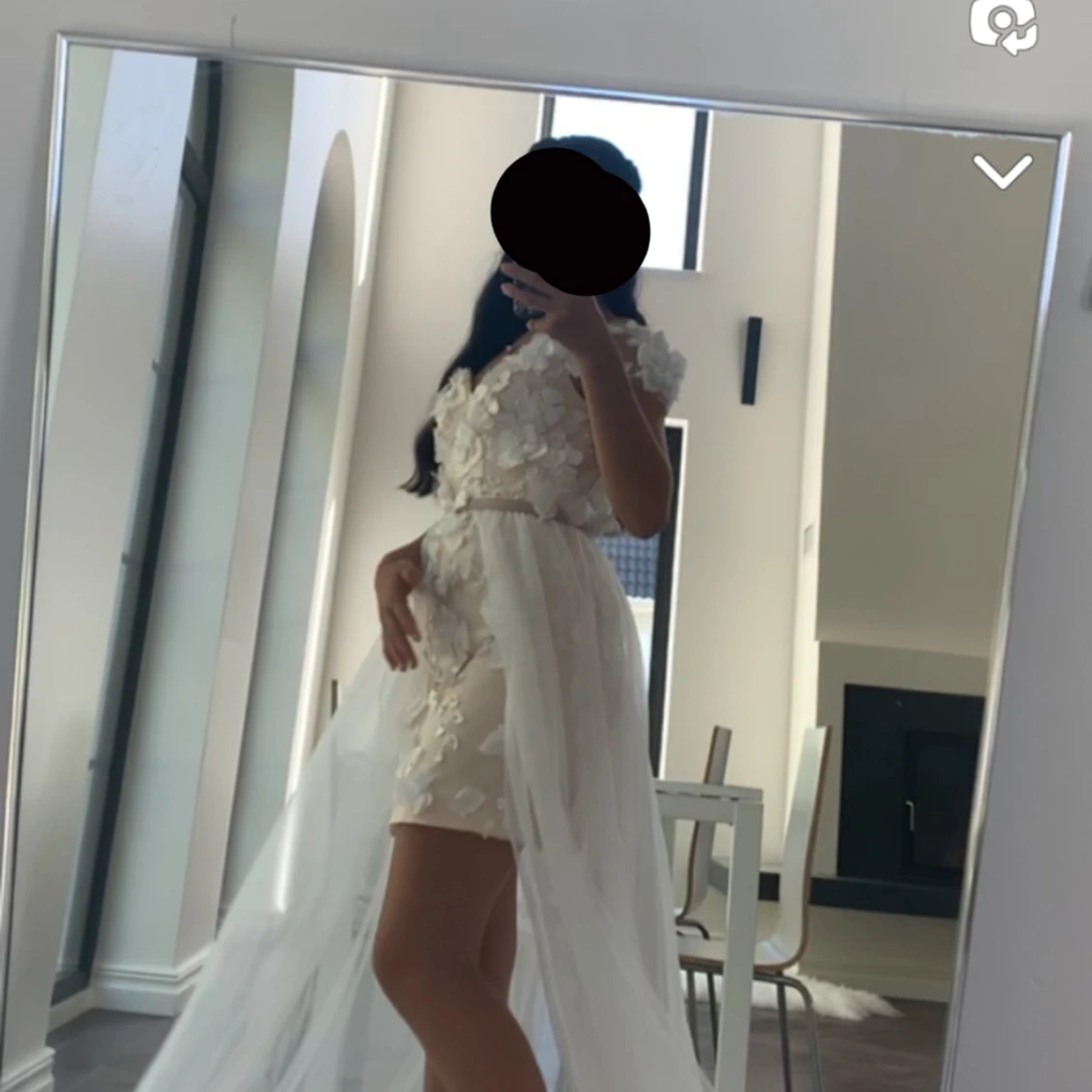 Ljusrosa klänning med vita blommor och släp - 90