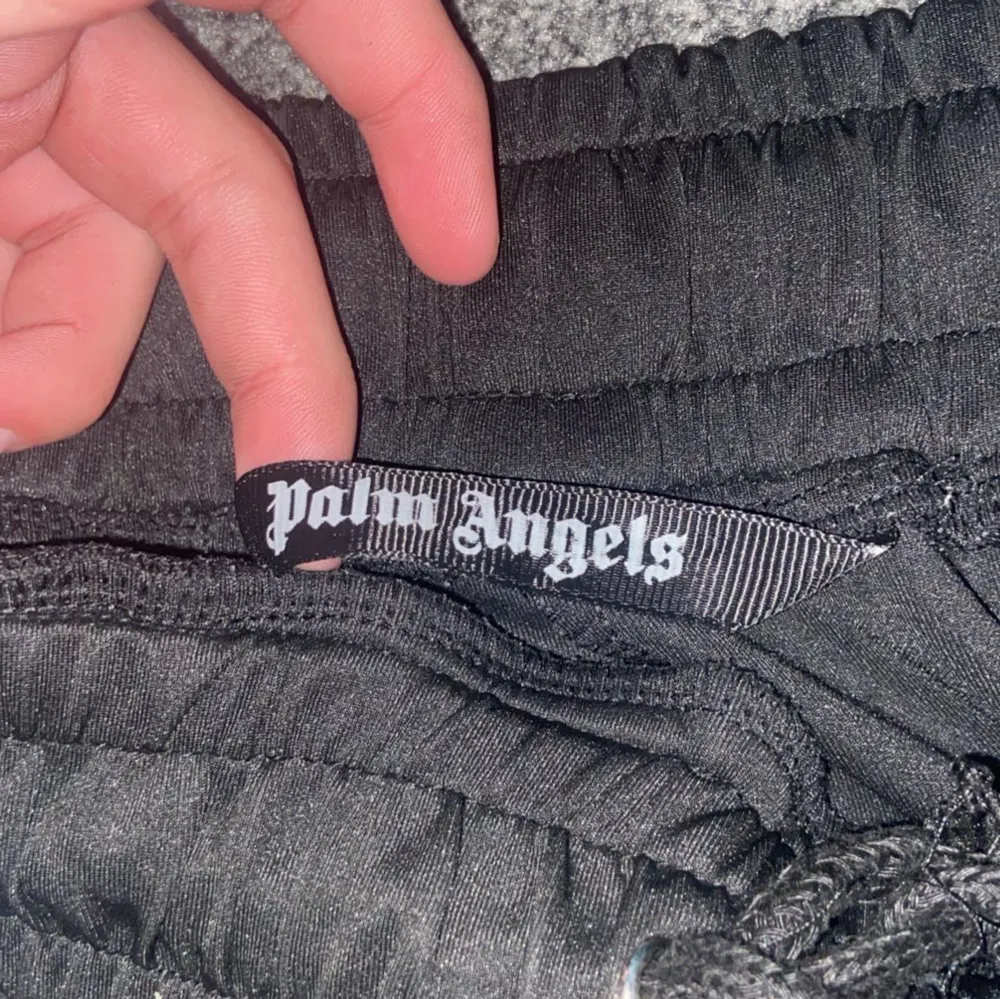 Ett par äkta Palm angels byxor svarta köptes för cirka 3500 på Palm angels hemsida för cirka etthalvårsedan  Och är i bra skick . Jeans & Byxor.