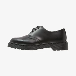 Nya! Dr Martens Mono Skor - Skor från Dr Martens i modellen 1461 Mono. Använda en gång så precis som nya. Nypris i butik 1900:-