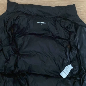 Dsquared2 puffar väst - Fin gammal model Dsquared2 väst. Skick 8.5-10 knappt använd. 