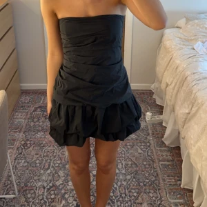 Svart cocktailklänning  - Svart cocktailklänning ifrån Vera Mont. Har nålat upp den då den är några centimeter längre egentligen (inget är klippt eller permanent ändrat). Så så snygg och passar perfekt till alla möjliga festligheter! 😍😍