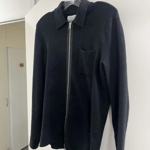 Svart zip tröja  - Herr 