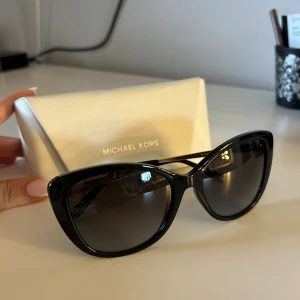 Solglasögon Michael Kors - Använt 2-3 gånger, dem är i ett jättebra skick! 
