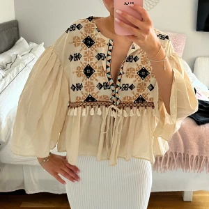Blus - Söt blus med detaljer som inte används 🌸