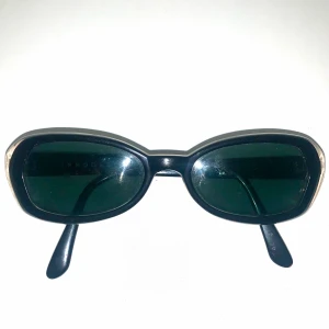 Solglasögon  - Supersnygga 90-talsaktiga solglasögon från Inkognito. Välanvända men fortfarande i fint skick. Priset kan diskuteras.