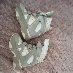 Fina isabell markant skor ❤️❤️ - Dem e i jättebra skick  men använda typ 4 gånger vit /beigea ❤️❤️