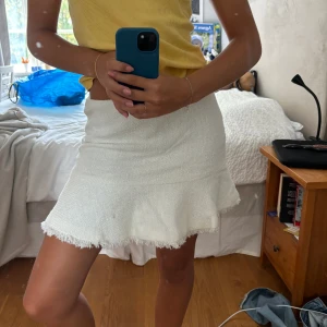 Vit kjol  - Vit kjol i tweedmaterial, så himla gullig verkligen!!