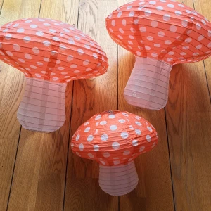 Svamplampor - Jättefina lampskärmar i olika storlekar. Den minsta har en liten reva högst upp, men det syns inte. Kontakta gärna vid frågor🫶🫶