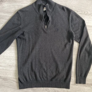 U.S Polo assasn half zip - Säljer denna grå-gröna halfzip från US polo assasn. Tröjan är som ny men med en liten lös tråd i vänstra armhålan(bild 3). Annars defekt-fri.  Tröjans storlek är S men den passar även M.  Skriv gärna vid funderingar😌