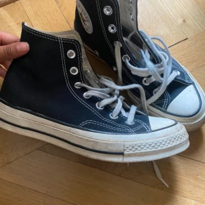 Converse  - Har inte använts så väldigt bra skick. Bara ytligt smuts men med några wipes är de som nya. Stor i storleken mer som 38 