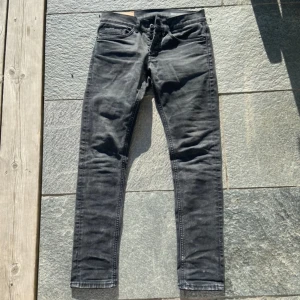 Dondup Jeans George  - Säljer nu dessa svarta dondup George jeans i bra skick, skriv för fler bilder/frågor🙌🏼