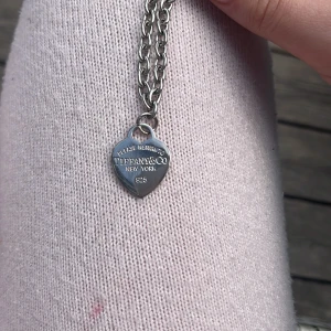 Halsband - Jätte fint halsband. Jag har fått det så vet inte säkert om det är äkta men ser ut att va äkta. Eftersom att jag inte vet om den är äkta så säljer jag för ett ganska bra pris. Aldrig använt. Tryck gärna på köp nu💕