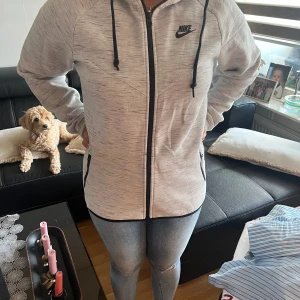 Nike luvtröja oanvänd vit jusgrå tjock varmt  - Nike luvtröja oanvänd vit jusgrå tjock varmt 