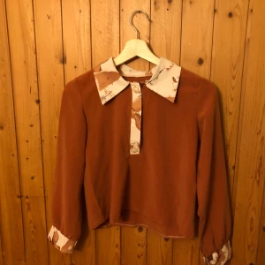 tröja - vintage tröja as nise men har gått igenom någon slags annan pubirtet o har för stort bh område nu för o ha den . a den e nice iallafall o vintage som fan