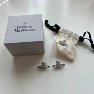 Vivienne westwood örhängen - Super fina vivienne Westwood örhängen som är i super fint skick. Köptes på plick och lådan och dustbagen kommer med
