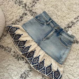 Desigual jeans kjol - Söker!!! Söker denna jeans kjolen från desigual!! Söker i xs,s eller m! Skriv till mig om ni har!!!💘💘