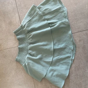 Grön kjol - Säljer denna super fina gröna klänningen!💚