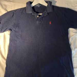 Ralph Lauren Piké  - Snygg stilig Ralph Lauren Piké! Skick:7/10  Kan tänka mkg diskutera pris!