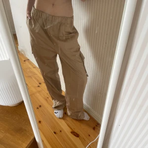 Mjuka cargo byxor - Ett par mjuka, svala cargo byxor! Står inte märke, men köpe dom på erikshjälpen. Det står storlek M, men skulle säga att dom är S, och eftersom att dom har resor i midjan är dom väldigt stretchiga just i midjan! Jag är 162 cm för referens.
