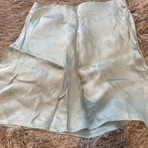  satin kjol - Turkos satin kjol till sommaren