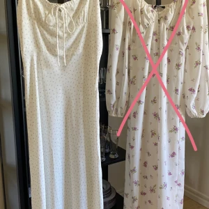Blommig klänning  - Helt ny oanvänd klänning🌸(finns inte att köpa längre)