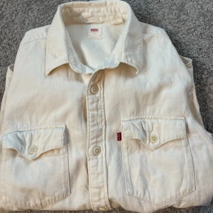 Vit Levis Overshirt S - Inga defekter alls, använt väldigt få tillfällen!