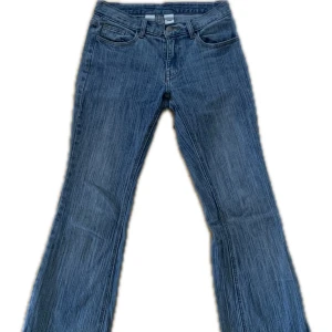 lågmidjade jeans från brandy melville! - Skitsnygga jeans från brandy melville. Väl använda så lite slitningar längst ner vid hälarna (se andra bilden). Låg-mellanmidjade och lite utsvängda. 🌺 Innerbenslängd: 78 cm, Midjemått tvärs över: 35 cm 