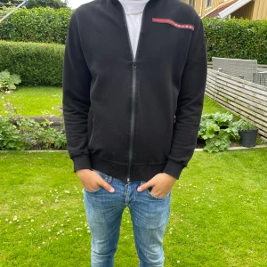 Prada fullzipp  - Säljer denna feta Prada tröjan som är i bra skick förutom att dragkedjan kan vara lite små krånglig! Hör av er vid minsta lilla fundering!  Modellen är 176
