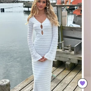 Long front detail dress Nelly - Populär slutsåld klänning från Nelly. Den finaste midsommarklänningen! Helt oöppnad! Jag köpte fler storlekar för att testa. Den är true to size men inte för den med stor byst.