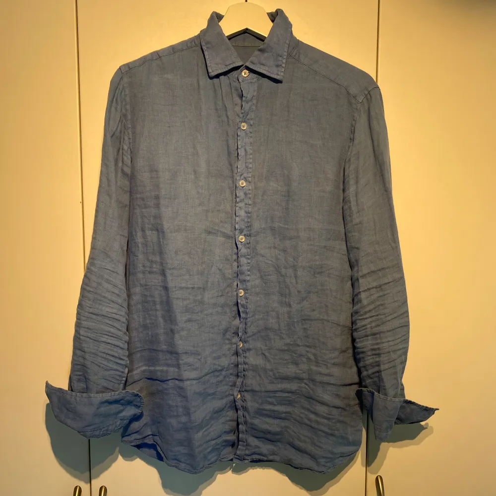 Hej, säljer en välanvänd linneskjorta från Massimo Dutti i ljusblåfärg. Använt skick men efter lite steaming/strykning kan du få den att se ny ut! Storlek S och True to Size. Köpt i Spanien förra året för 1000kr. Pris kan diskuteras. Hör av dig!. Skjortor.