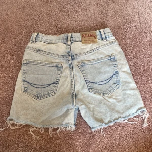 Pull & Bear jeansshorts storlek 32 - Snygga somriga jeansshorts från Pull & Bear i storlek 32. Väldigt bra skick.