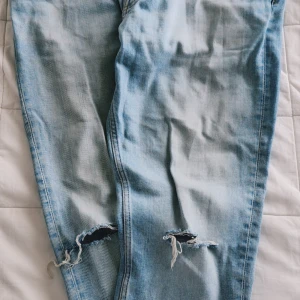 Weekday - Weekday light jeans ripped, relaxed fit.