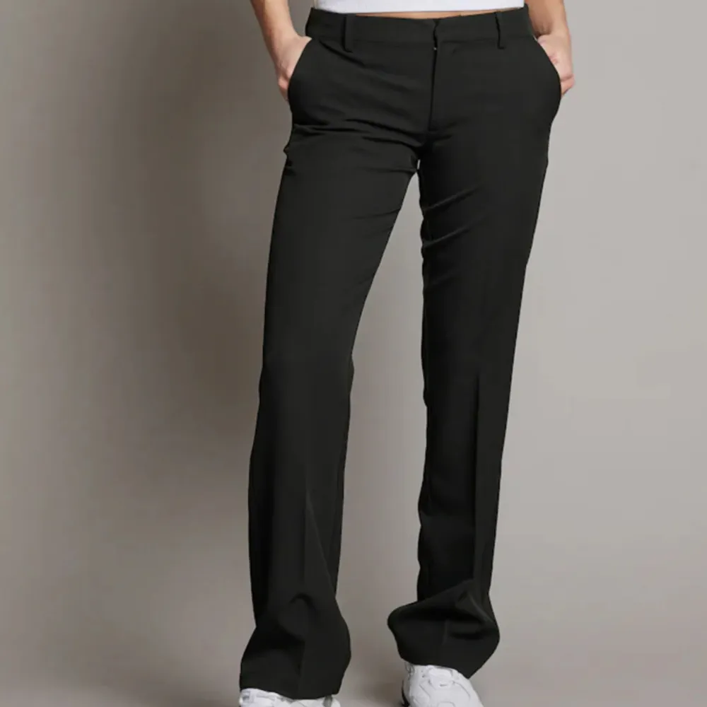 Super fina kostymbyxor i modellen Vera, säljer då jag aldrig använder dem. I perfekt skick och inga defekter. . Jeans & Byxor.