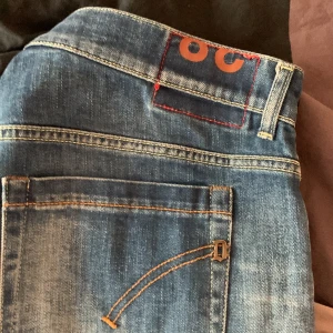 Dondup jeans - Dondup jeans i modelen george. Det står att det är storlek 38 men sitter mer som 32-34. De sitter tight på botten. Nypris är runt 2999kr och dessa är i bra skick och inga slittningar. Skicka för fler bilder och frågor!! Priset är diskuterbart!!!