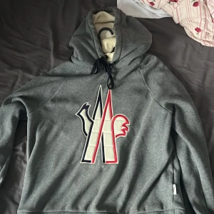 Moncler hoodie  - Moncler hoodie i XL men passar L 100% äkta går att bevisa lätt kom med bud på tröjan