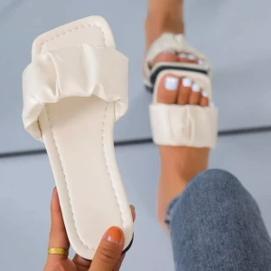 Sandaler  - Beiga/benvita sandaler, storlek 35, skulle tro att de passar någon som har storlek 36 också. Väldigt fint skick.  