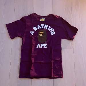 Bape t-shirt - Lila bape t-shirt i storlek S. Tröjan är såklart äkta, utan fläckar eller andra defekter.  Köptes i bape i London🏴󠁧󠁢󠁥󠁮󠁧󠁿. De är bara att fråga om minsta lilla!👊