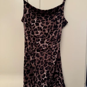 Leopard klänning  - Leopardmönstrad klänning.  Aldrig använd.  Storlek M/L