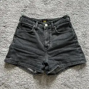 Mörkgråa jeansshorts från Lee! Köpta för nåt år sedan och använda ett fåtal gånger. Säljer dem då de blivit lite små. Bra längd och täcker rumpan bra!