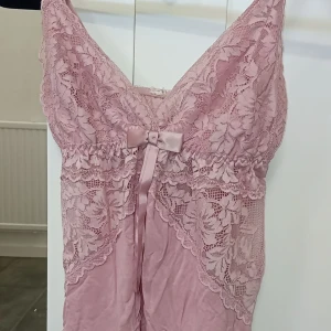 Rosa spetslinne  - Ett rosa spetslinne med rosett