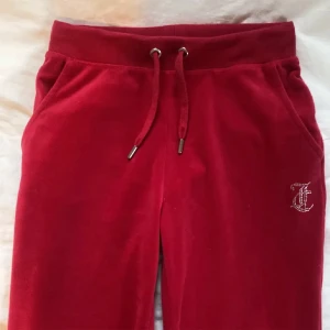 Juicy byxor - Säljer dessa röda juicybyxor, är i superfint skick. Säljs då dom ej kommer till användning. Storlek xs💞
