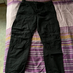 Cargo byxor  - Har vuxit ur. Lägg ett bud