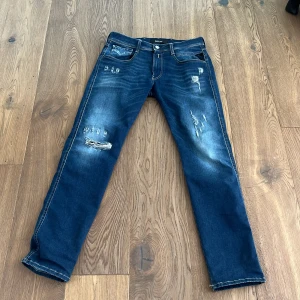 replay jeans - tja säljer ett par jeans skick 10/10 använda ett par fåtal gånger model är 180 väger 65 