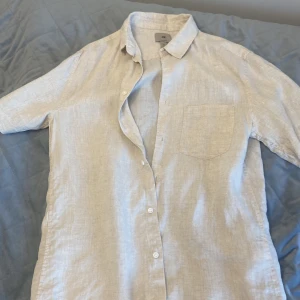 Linne skjorta - hm - Kortärmad linneskjorta från hm som är perfekt för sommaren. Passar typ till allt, linnebyxor, shorts, jeans osv Storlek S, regular fit