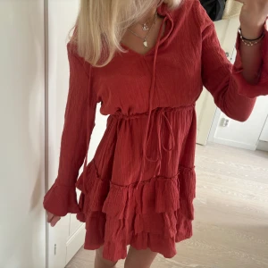 Volangklänning  - Superfin volangklänning från By Clara Paris🥰 använd en gång